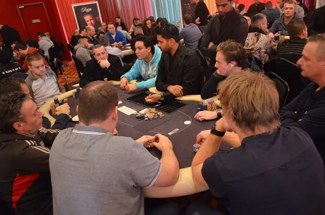Tafel Koense- Leonardo | 2015/01 - Utrecht Poker Series - 700 eu Main Event 